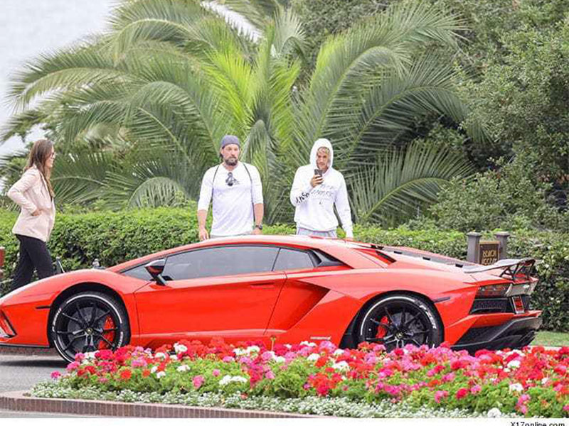 بالفيديو: جاستن بيبر يشتري سيارة لامبورجيني أفينتادور بقيمة 500 ألف دولار!